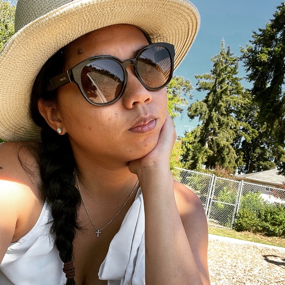 Meet your Posher, Rouxanne - Picture 1 of 1